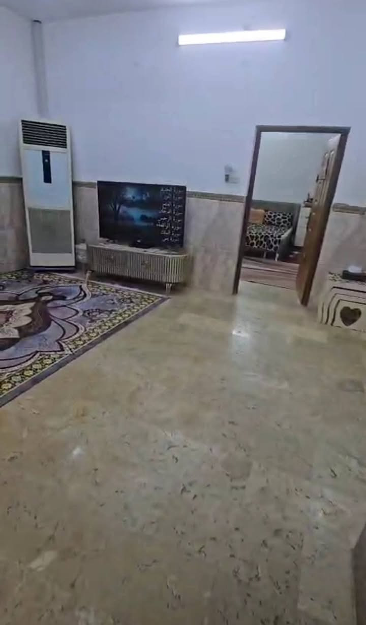للبيع فقط بيت مساحه ١٠٨ متر وجه ٦ ونزال ١٨ بناء مسلح طابقين طابو صرف يتكون من كراج وخدمات خارجيه ومدخلين صاله ومطبخ وحولي وخدمات وغرفة نوم وترك وطابق ثاني غرفتين نوم وبيتونه وسطح مكانه حي رساله ثالثه قرب أفران العنبكي سعر  مناسب شالله للاستفسار اتصل مكتب دارك للعقار واتساب *********** ***********
