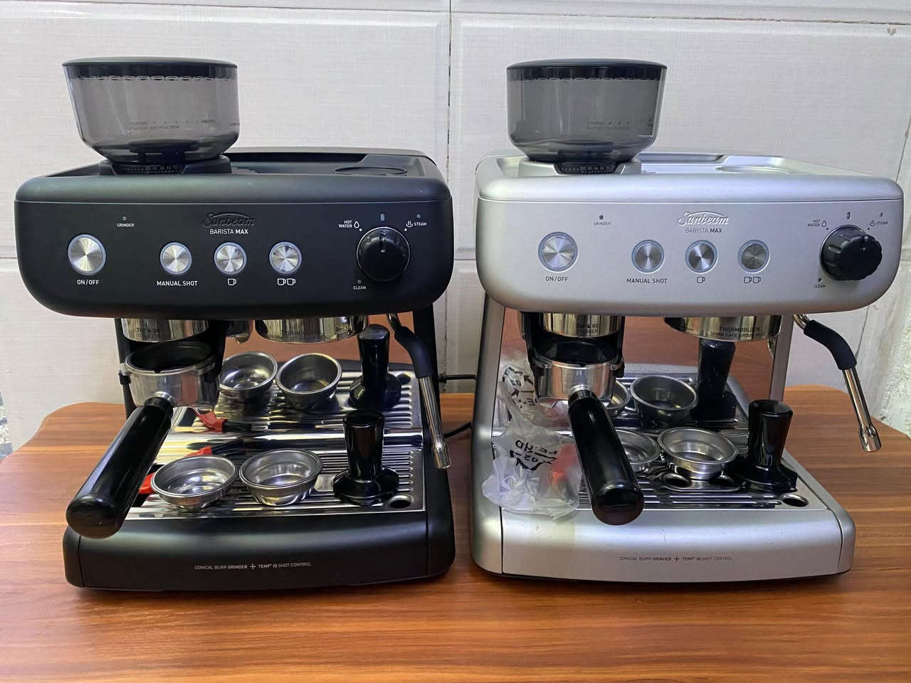 ☕ لا تبحث عن قهوة جيدة... اصنعها بنفسك.
ماكنة قهوه من عائلة البريفل 
Sunbeam Barista Max  ليست مجرد ماكينة  إسبريسو، بل تجربة احترافية تمنحك تحكمًا كاملًا بكل كوب. من طحن البن الطازج إلى استخلاص غني وكريما كثيفة ورغوة حليب مثالية، كل تفصيل فيها صُمم لعشاق القهوة الحقيقيين.

✨ أداء احترافي
✨ مطحنة مدمجة عالية الدقة
✨ استخلاص متوازن في كل مرة
✨ تبخير قوي لتحضير اللاتيه والكابتشينو بجودة المقاهي
✨ بورتافلتر احترافي بحجم 58 مم يمنحك ثباتًا أفضل في الاستخلاص وأداءً أقرب لمكائن المقاهي

اجعل ركن قهوتك يتحدث عن ذوقك... واستمتع بكوب يستحق كل رشفة.

📩 متوفرة الآن لدينا. راسلنا لمعرفة كافة التفاصيل. ☕🤎


**إذا كنت صاحب هذا الإعلان وتريد حذفه لأي سبب، رجاءا أرسل رسالة إلى الدعم الفني**