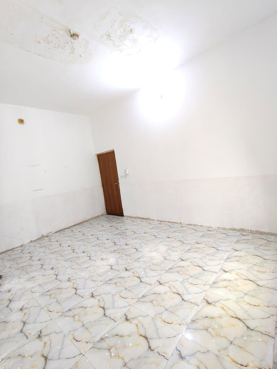 السلام عليكم ورحمة الله وبركاته
للبيع بيت طابو زراعي
المساحة 160 م²
غرفتين وصالة واستقبال ومطبخ وصحيات عدد 2
الحي الجمهوري موقع جيد وقريب من السوق
خلف بيت د بشير عريعر 
المنطقة تتوفر بها كافة الخدمات 
تبليط قريب جدًا، كهرباء ومجاري 
السعر مناسب وقابل للتفاوض

للاستفسار 
***********
