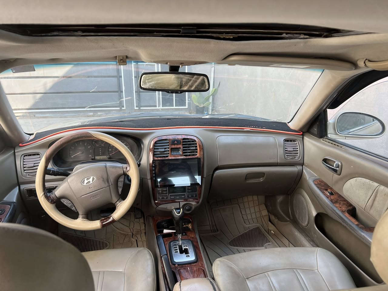 سلام عليكم 
للبيع سوناتا وفود رقم بغداد دولي  
‏موديل2002 فول موصفات 
 كشنات كهربائى+جلد 
فتحه سقف محرك6v ستوني شاده جديد حاويه جاهز مابيه 
اي نقص 
مصبوغه عام كفاله من ضربه السعر 75 او بيه مجال 
رقم *********** مكان السياره الديوانيه قضاء المهناوية
