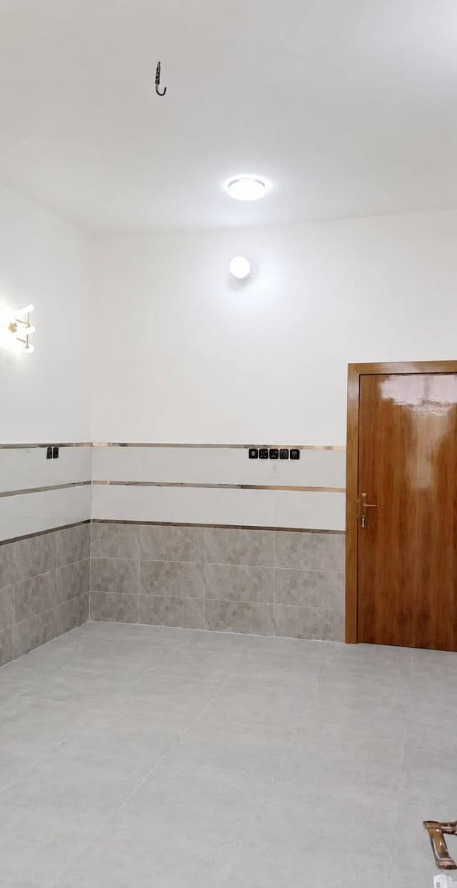 بيت للبيع في كربلاء المقدسه
المساحة 130 م
طابقين السعر 230 مليون 
بناء حديث درجة اولى غير مسكون
الطابق الارضي  استقبال ، صاله، غرفة نوم ، مطبخ ، صحيات داخلي وخارجي 
الطابق الثاني غرفتين نوم وصالة وصحيات
عرض الشارع 10 متر تبليط ومجاري وكهرباء 3 فيز
كربلاء قرب جامعه اهل البيت ع يبعد عن الشارع العام 30 متر
يبعد عن الامام 2 كيلو 
للاستفسار *********** كربلاء, العراق
