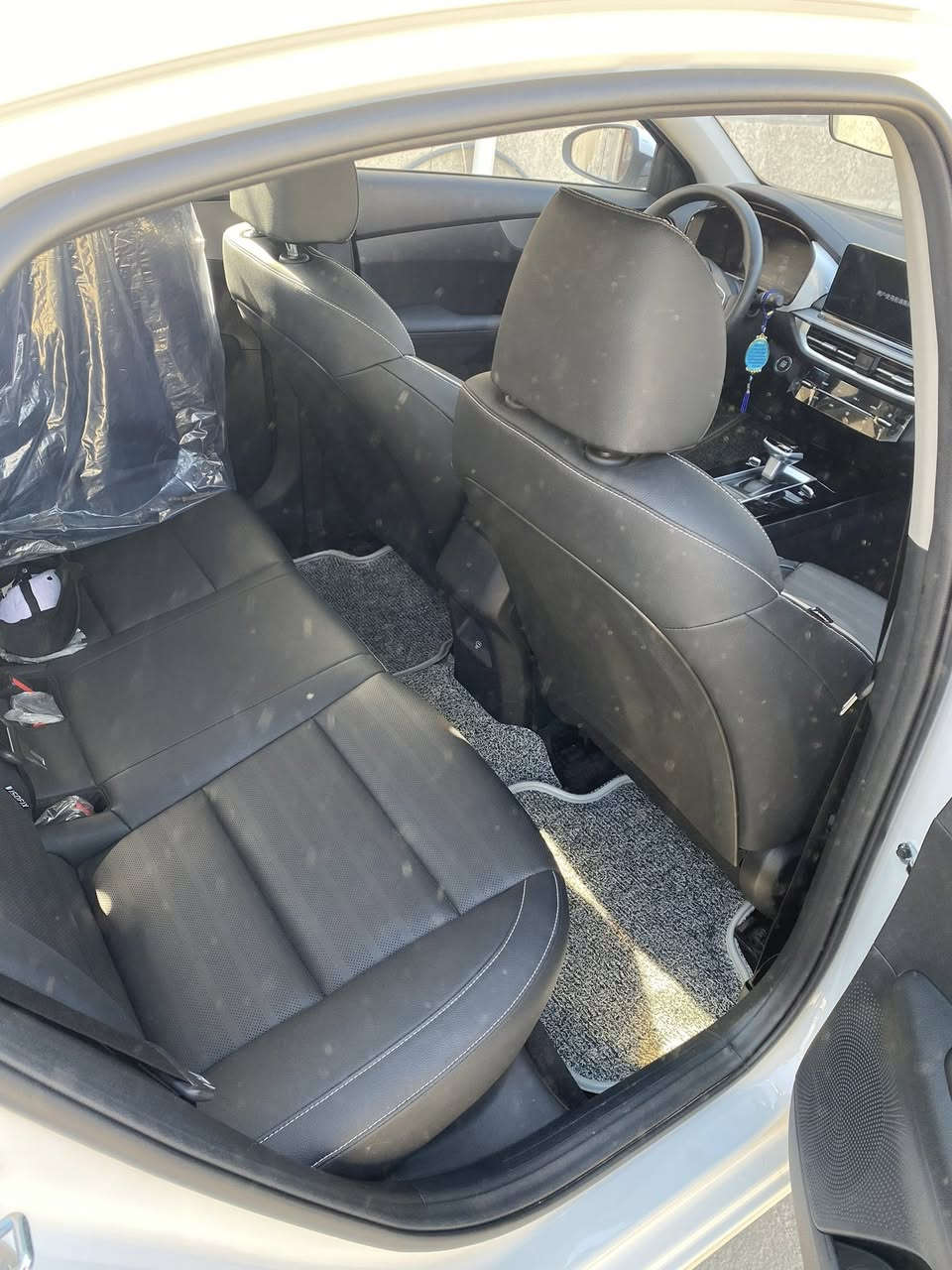 السلام عليكم
كيا 3 
موديل 2024 
ماشيه 30 الف
مواصفاتها معروفه فول
مابيها نقص فقطً صارت عندي بيها طخه باهلال مال چاملغ الخلفي لي خلف السايق والدعاميه اشويه غير هاي مابيها اي نقص لابارد ولاصبغ السياره الضربه على وضعها بعدها مرفقه بالصور
السعر : 140 الف وبيها مجال
☎️رقم الهاتف: ***********
