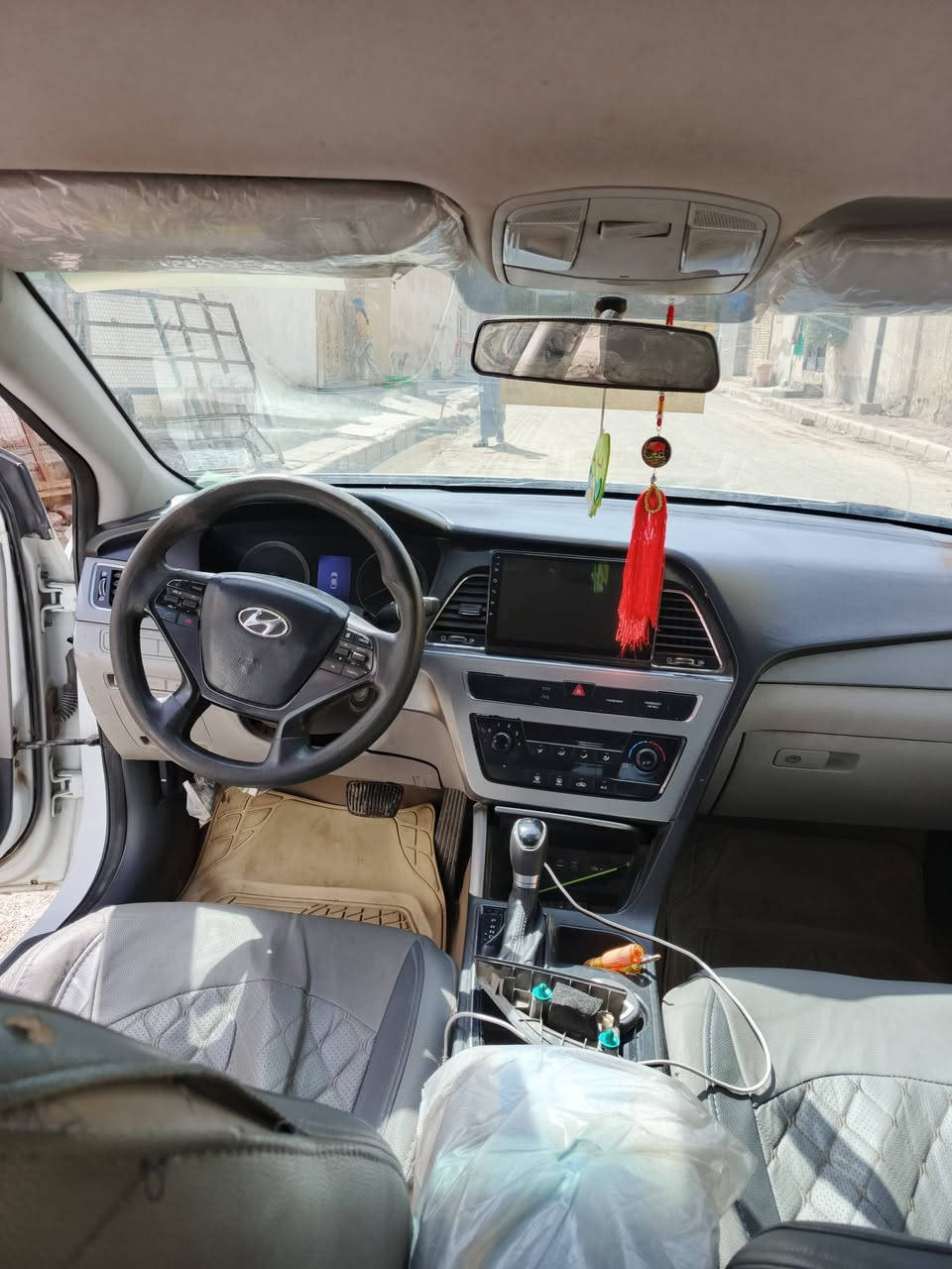 السلام عليكم سيارة للبيع سوناتا 2015 وارد امريكي مكينه 2400 سياره مبدل بس بنيد والجاملغ الخلفي بيه رصعه زغيره ما معمر والباقي مكفول كير مكينه حداديه تايرات جدد تبريد سياره جاهزه السعر 109 وبيهة مجال مكلف بلنشر الاستفسار على هذا الرقم ***********
