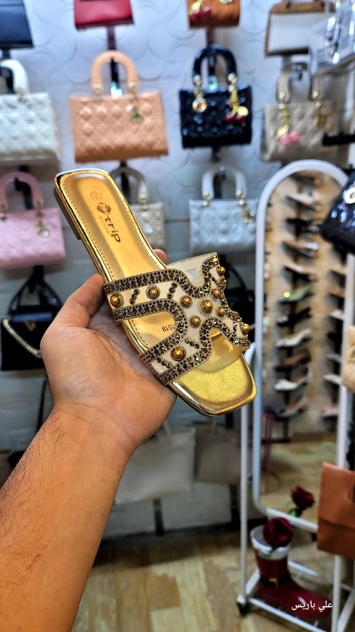 #جديد_علي_باريس✔️
شحاطة فلات نسائي كوالتي عالي  ...شي راقي...
#قياسات_كاملة_٣٧_٤١
#العنوان_السوق_الكبير_مقابل_ازياء_الحاج_ممي_مقابل_ابودعاء_للفرفوري


**إذا كنت صاحب هذا الإعلان وتريد حذفه لأي سبب، رجاءا أرسل رسالة إلى الدعم الفني**