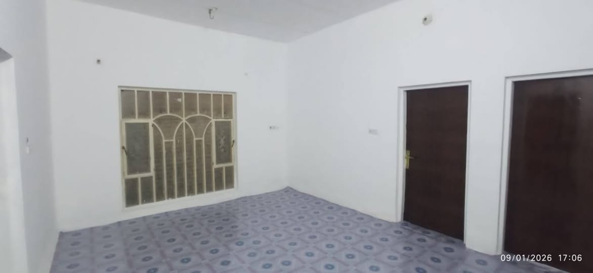 شقة للايجار طابق اول
بناء نظيف
على الشارع مباشره

4  غرف نوم 
مطبخ
صحيات 
سطح

التواصل حصرا مع الرقم
***********
غير متواجد على الفيس
