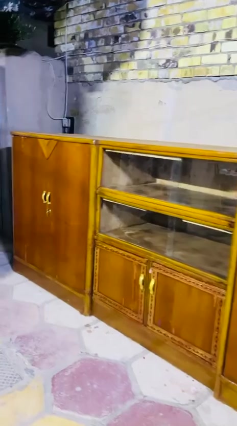بوفيه نضد تسكام للبيع  ام المعرض ثگيله جدا قياس ٣ امتار السعر ٢٥٠ تفاصيل علرقم ***********  بي واتساب مكاني بلكفل
