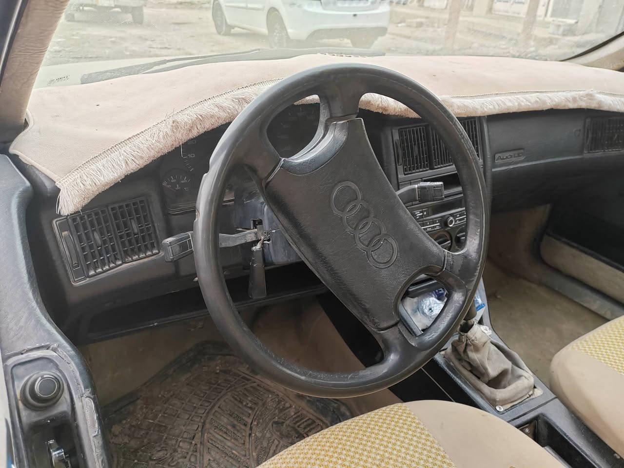 سلام عليكم اودي للبيع كير محرك شرط كابون بانزين بيها سنويه خضره رقم الماني السعر ٢٣ وبيها مجال ***********
