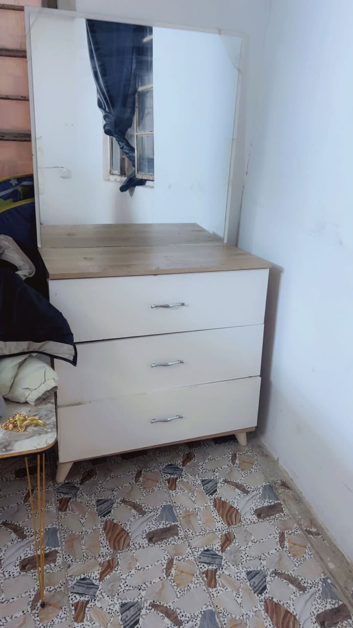 غرفه تركيه نضيفه للبيع 350 بيها مجال قليل مكاني بغداد كمـساره
للاستفسار 
***********
