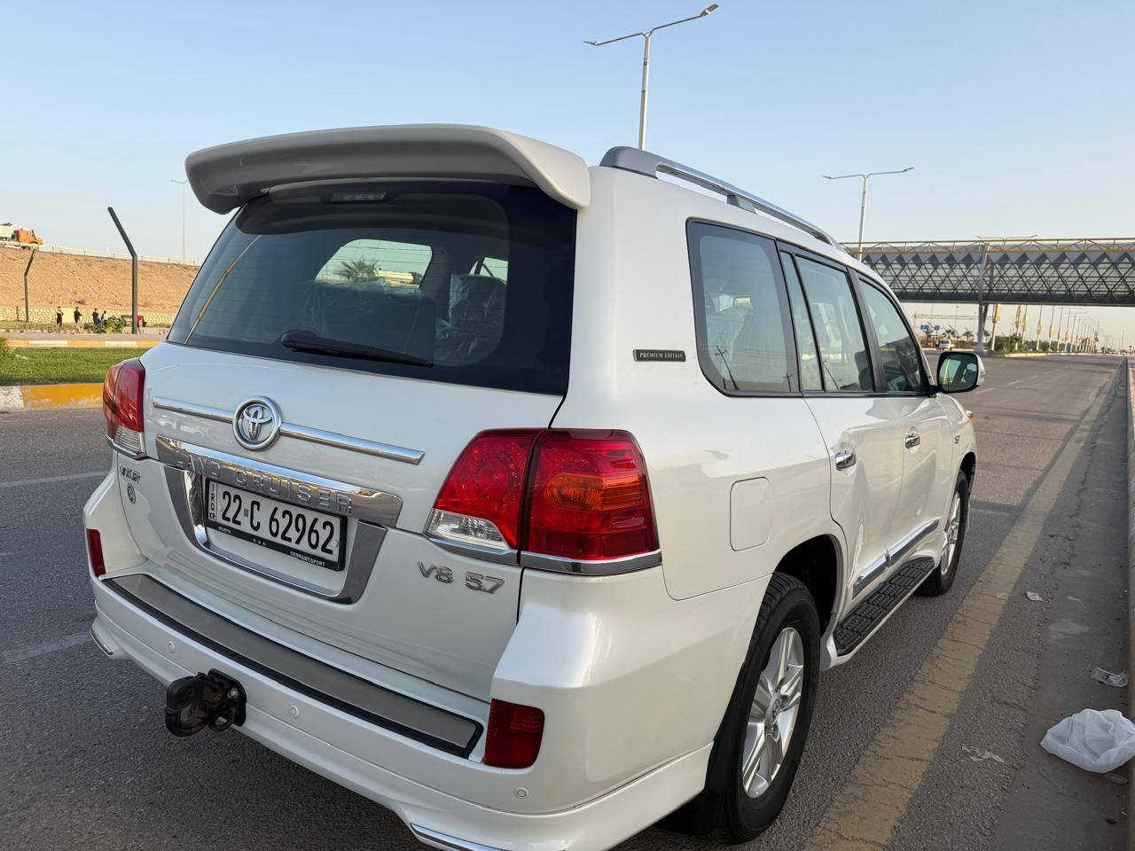 تيوتا لاندكروز 2015  فئه 5700 V8 
السياره كفاله عامه من كلشي ايدي 
استخدام شخصي 
ماشيه ١١٩ حقيقي 
كلشي بيه شركه لا بارد ولا صبغ ولا شخط 
محرك كير كفاله من كلشي 
رقم اربيل تحويل ثاني يوم 
العنوان الفلوجه 

رقم صاحب سيارة ***********
