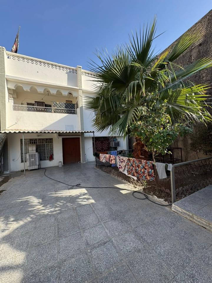 دار للبيع في منطقه الحبيبيه قرب جامع ذ الفقار
مساحه الدار 300 متر واجهيه 12 نزال 25 
بناء قديم البيت ينسكن بي ماناقصه شي 
طابقين 
للاتصال ع رقم التالي : 
***********
