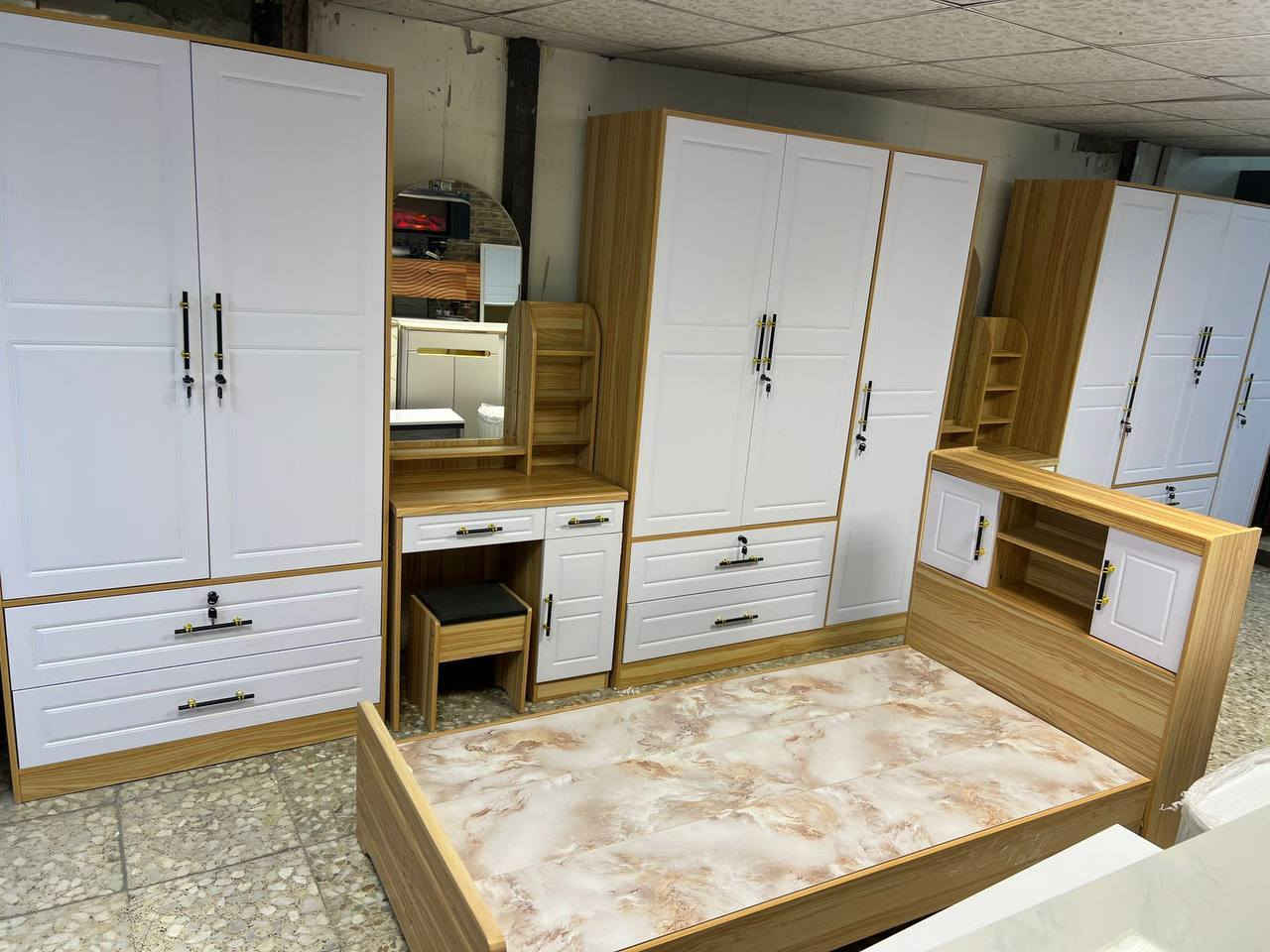 كنتور ٢باب و٣باب و٤باب
سرير 
كومدي 
ميز تواليت


**إذا كنت صاحب هذا الإعلان وتريد حذفه لأي سبب، رجاءا أرسل رسالة إلى الدعم الفني**