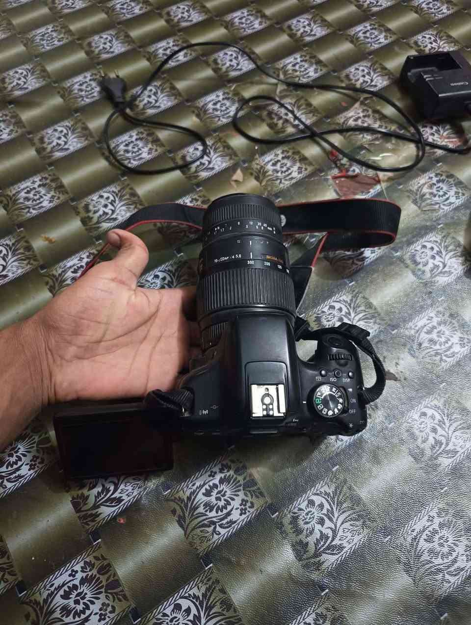 السلام عليكم كاميرا للبيع 750D السعر 350 وبيها مجال ***********
