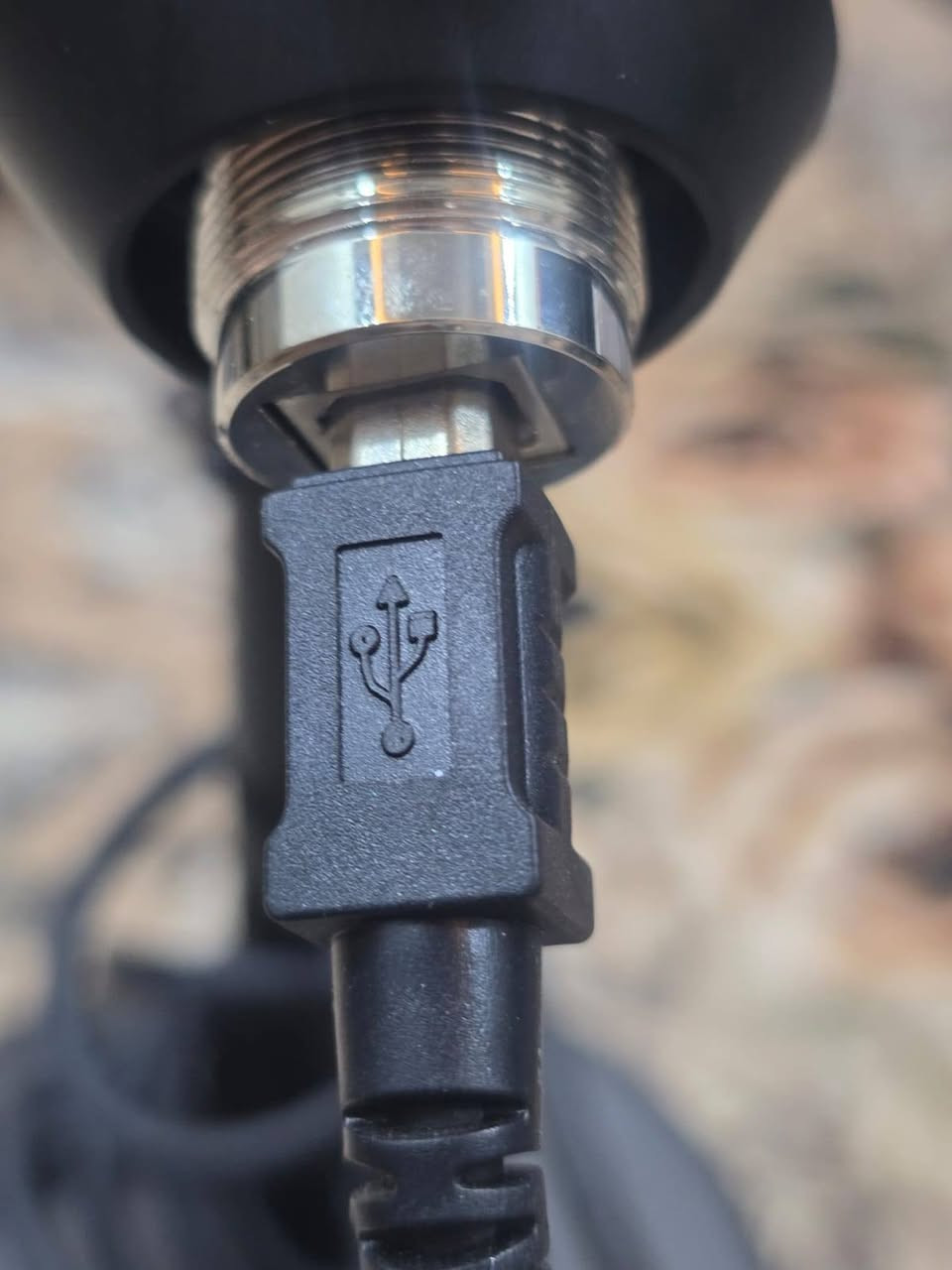 هذا الميكروفون هو Trust GXT 252 Emita (أو إحدى فئاته مثل Emita Plus)، وهو ميكروفون مكثف (Condenser) رقمي يعمل عبر منفذ USB مخصص للاستوديوهات المنزلية وصناع المحتوىسهولة التشغيل التلقائي (Plug and Play): يعمل مباشرة عند ربطه بالكمبيوتر أو اللابتوب أو منصات الـ PlayStation عبر سلك USB دون الحاجة لبطاقة صوت (Sound Card) خارجية.


**إذا كنت صاحب هذا الإعلان وتريد حذفه لأي سبب، رجاءا أرسل رسالة إلى الدعم الفني**