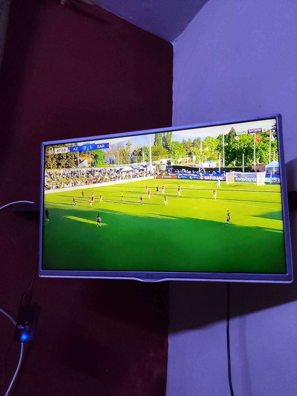 شاشه lg  حجم ٣٢
Tv box 
بغداد الشعب 
***********
بيها كل قنوات رياضيه 
نقص ريمون 
ستلايت داخلي 

١٢٠ وبيها مجال
