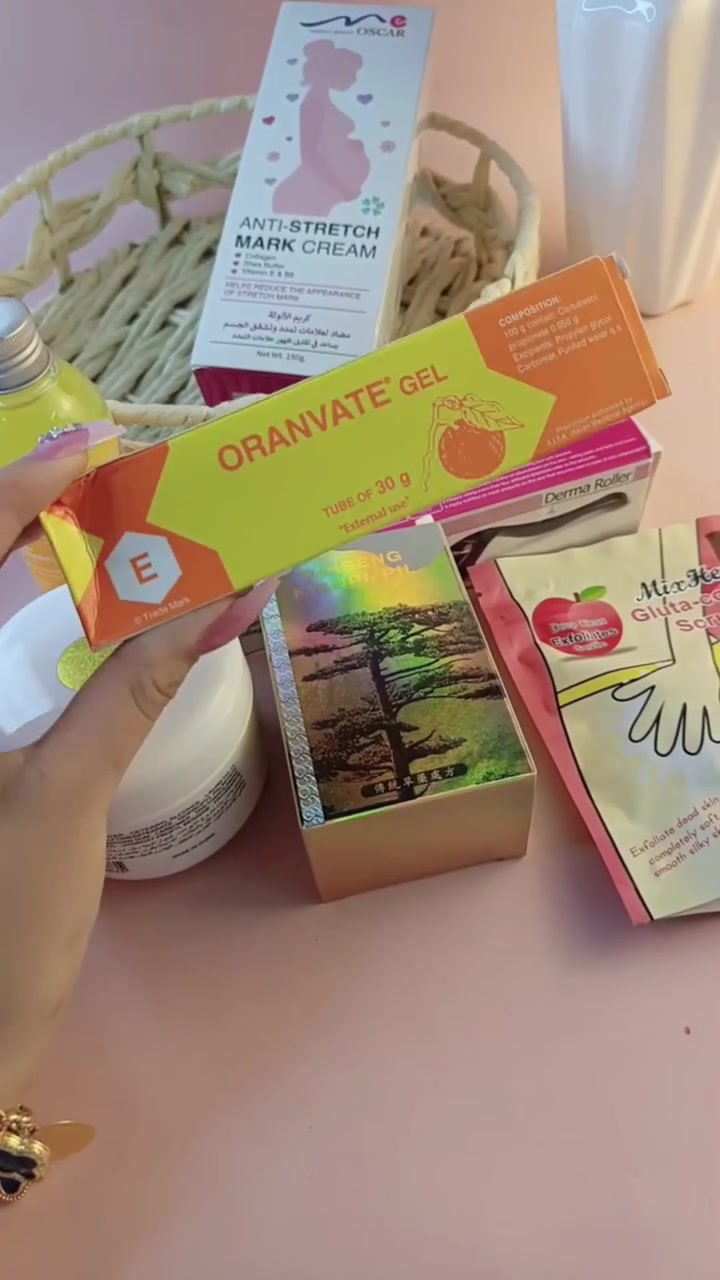 توفرت عصارة جل موفيت MOVATE.🍊 ORANVATE GEL الإيطالي 🇮🇹 

👌🏻 يعمل على تفتيح البقع الداكنه
👌🏻 وعلاج تصبغات البشره والوجه و الرقبة و الركب و المرافق و اصابع اليدين و 
👌🏻الاماكن الحساسة ويعمل على منع تجمع الميلانين بالجسم المسؤول عن التصبغات وعلاج اثار الحبوب و تهيج البشرة الحساسة

✅ يساعد الجل على معالجة تفاوت لون البشرة والآثار الناتجة عن التعرض للشمس.
✔️ يساهم في تقشير الطبقة السطحية من الجلد، مما يعزز التخلص من خلايا الجلد الميتة والبقع السوداء.
✔️ يساعد على استعادة نعومة البشرة ونضارتها، مما يمنحها مظهرًا أكثر صحة وإشراقًا.
✔️ بفضل تركيبته الهلامية (الجل)، يمتص المنتج بسرعة دون ترك بقايا دهنية، مما يجعله مناسبًا للاستخدام خلال النهار.
✔️مناسب للبشرة الدهنية والمعرضة لحب الشباب تركيبته الخفيفة لا تسد المسام، مما يجعله خيارًا أفضل لأنواع البشرة الدهنية.
✔️ يعمل على منع تكوين الميلانين، وهو الصبغة المسؤولة عن ظهور البقع الداكنة، مما يساعد في علاج التصبغات.
✔️ فعال بشكل خاص في تفتيح المناطق ذات الجلد السميك أو البقع العنيدة مثل مفاصل الأصابع، الأكواع، الركب، وتحت الإبطين .

 المنشأ..  إيطالي🇮🇹💯

 توصيل لجميع محافظات العراق


**إذا كنت صاحب هذا الإعلان وتريد حذفه لأي سبب، رجاءا أرسل رسالة إلى الدعم الفني**