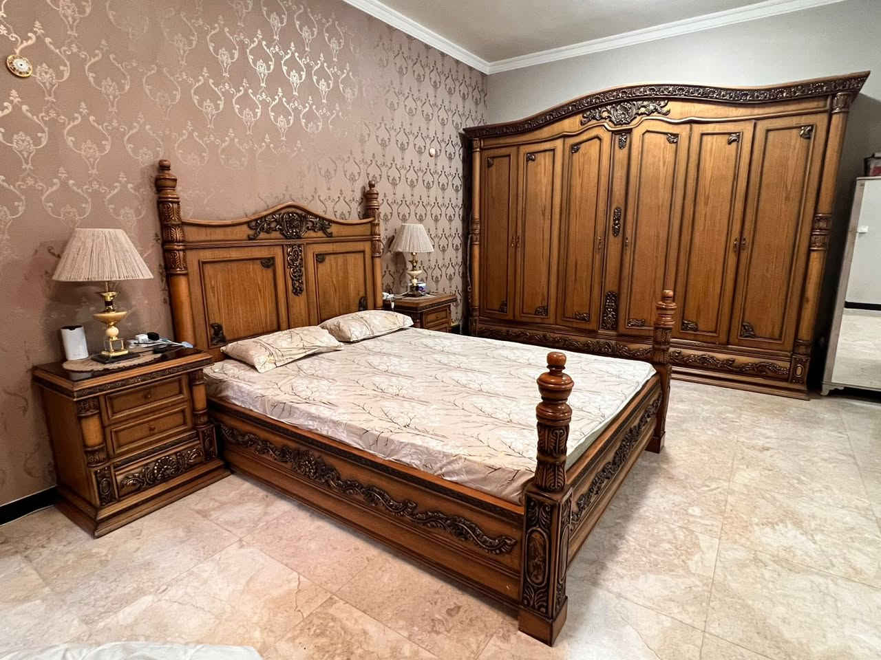غرفة نوم للبيع 6 قطع - خشب زان - كنتور 6 ابواب + ميز تواليت+سرير  طول 230 سم  + 2 كومديات + مجرات - السعر 2 ونص مليون - بغداد - القادسية -  واتس اب ***********
