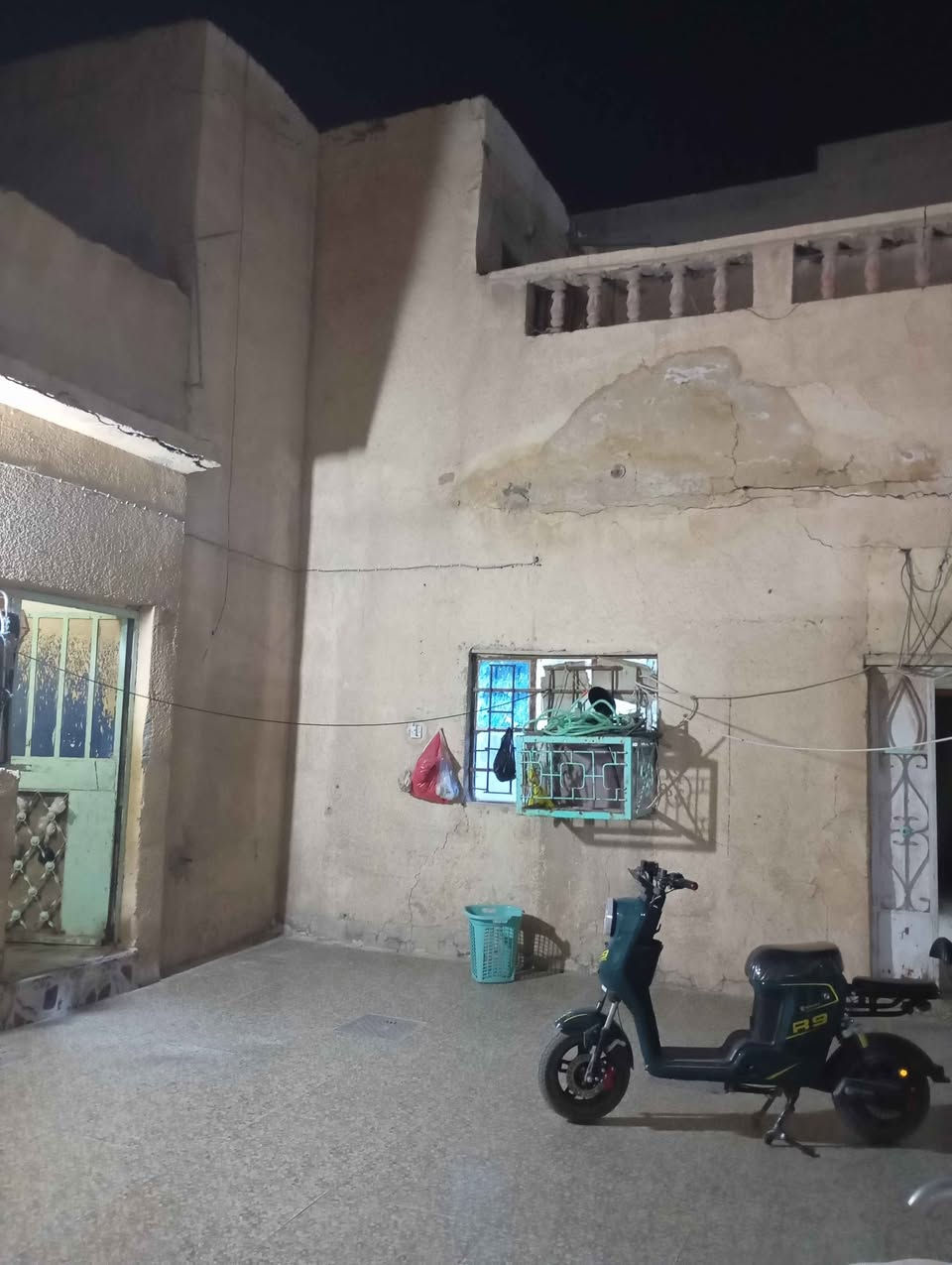 سلام عليكم بيت اللبيع طابو صرف في الزبير محله شمال غرب بيت القيمقام المساحه 150متر الاستفسار على هذه رقم *********** Singapore
