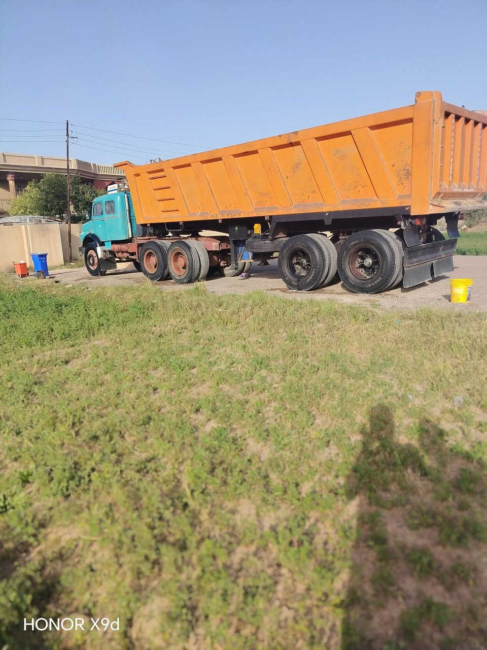 لسلام عليكم مارسيدس تريله قلاب82 للبيع راس وعربه جاهزه للعمل  تخم تاير  راس وعربه. راس بلادي عربانه براعه عربانه جديده كير ومحرك وشاصي كله مكفول .للستفسار.      ***********.                      ***********
