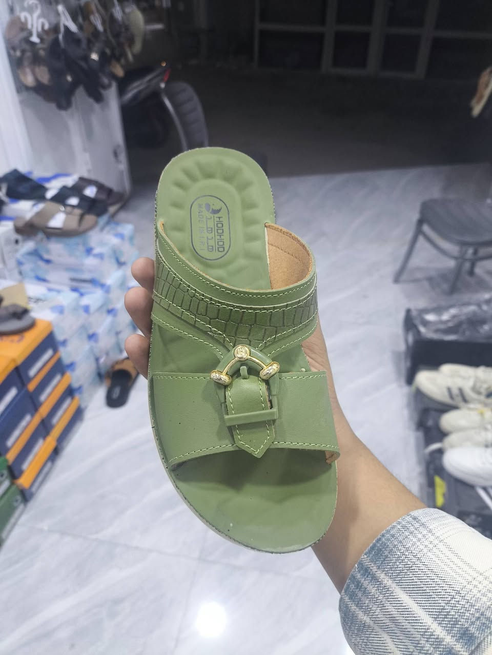 السلام عليكم شحاطات ولادي شبابي صنع ايراني قياسات 37/40 شلعه وحده تصفيه مال محل يعني يجي الالوان ما محدد كل لون كم قطعه يجي عشوائي هوة والقياسات لن بايع كم قطعه اني هسه الي بقن تقريباً 65 قطعه اذا تشتري شلعه كل القطع سعر القطعه 2.500 
للاستفسار ***********
