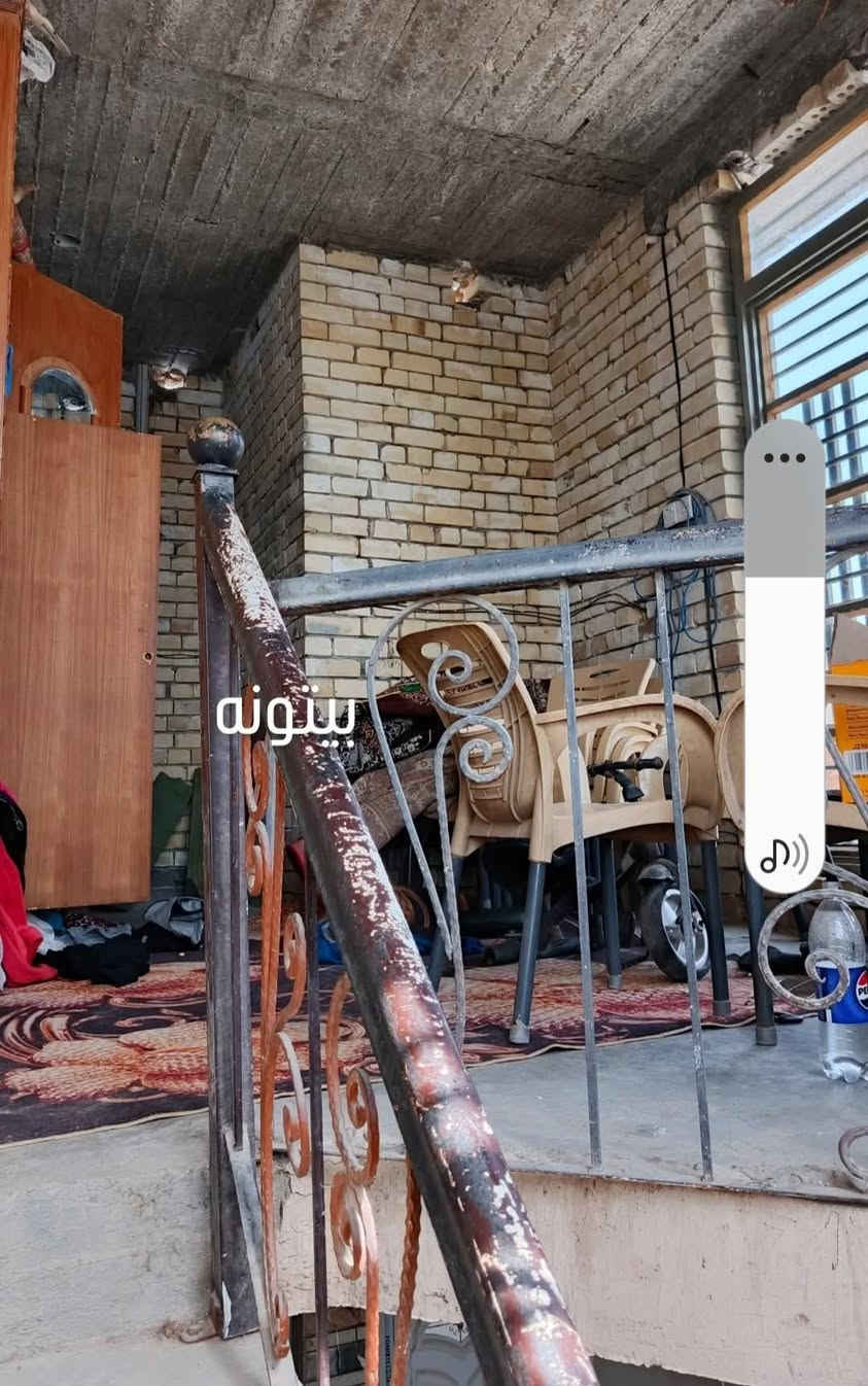 سلام عليكم بيت مساحه 87  طابغين طابغ الثاني بي غرفتين وحمام ومنور صاله مال درج وطابغ الول بي حمام واستقبال وصاله ومطبخ  طابغ الثالث بيتونه وسطح رقم الموبايل *********** السعر 110 وبي مجال
