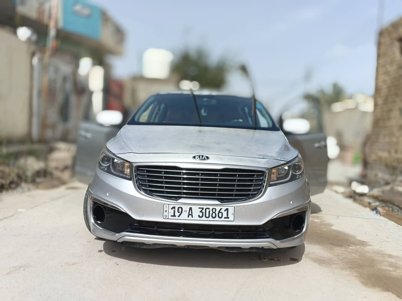 سلام عليكم للبيع كيه سيدونه موديل 2017 مواصفات مرايات شفط حساسات امامي وخلفي شاشه وكامره بيبان كهرباء بردات بلاديه محرك وكير خير من الله مكفولات  رقم نكليزي بسمي مداور ثاني يوم سعر 185 بيهه مجال  مكان ناصريه استفسار رقم *********** بي واتساب
