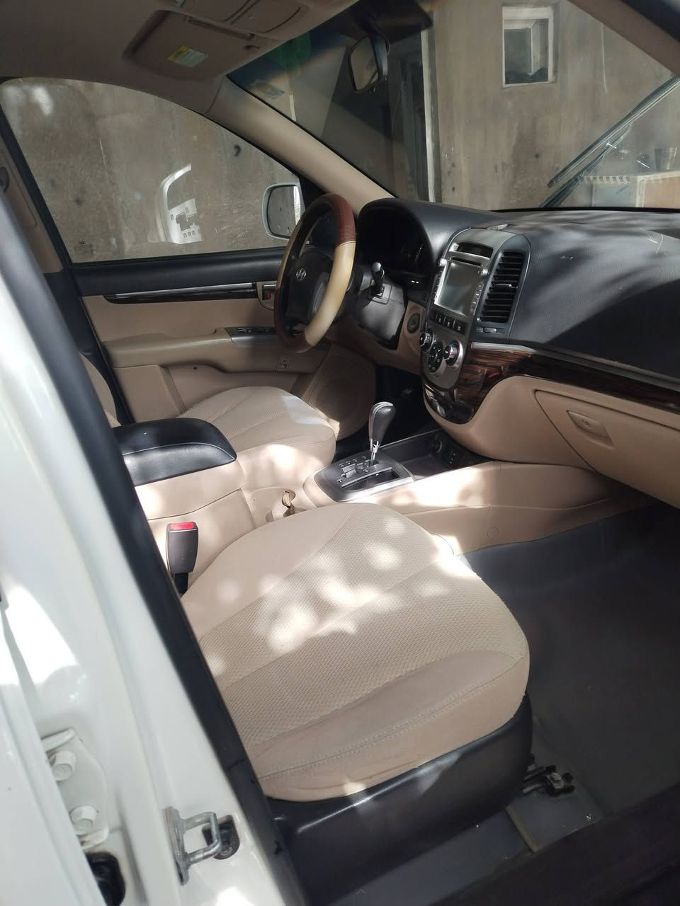 السلام عليكم ورحمة الله وبركاته سنتافيا موديل ١٢ مواصفات الشركه العامه معروفه مواصفاتها كفاله عامه من كلشي بسمي رقم بغداد مشروع وطني مكانها بابل سياره جديده ماشيه ١٣٠ بيها شخط فقط بيع او مراوس حسب القناعه *********** ***********
