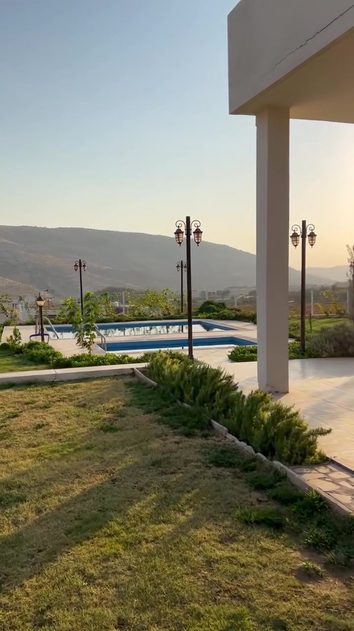 مزرعة لايجار في دهوك تبعد ٢٠ دقيقة عن مركز مدينة.
تقع في قرية سندوري الواقعة على طريق سد دهوك.
المزرعة موجودة في تطبيق اجرلي.
-مساحة كلية ١ دونم 
-للعوائل فقط.
-كهرباء ٢٤ ساعة نظام طاقة شمسية
-مطبخ
-صالة
-غرفة نوم
-شواية
-دبل مسبح للكبار و صغار. 
-للعوائل فقط.
الحد الاقصى للمزرعة ١٥ نفر.

ملاحظة: المزرعة كما في صورة تم تصويرهه عن طريق درون و عن طريق كامرة هاتف من جمع الجوانب بدون اي تلاعب.
لاستفسار: ‭٠٧٧٢ ٤٩٥ ٦٣٥٣‬ واتساب
في حالة عدم الرد يرجى ارسال رسالة على واتساب لكي يتم رد على جميع و شكرا .
