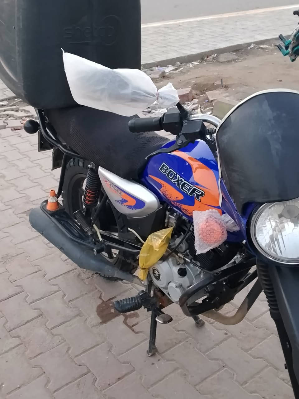 السلام عليكم دراجه بوكسر 22 نازله 23دراجه خير من الله اي نقص مابيها برغي بلمكينه ممفتوح  كامله من كل النواحي الشراي رقمي ***********
