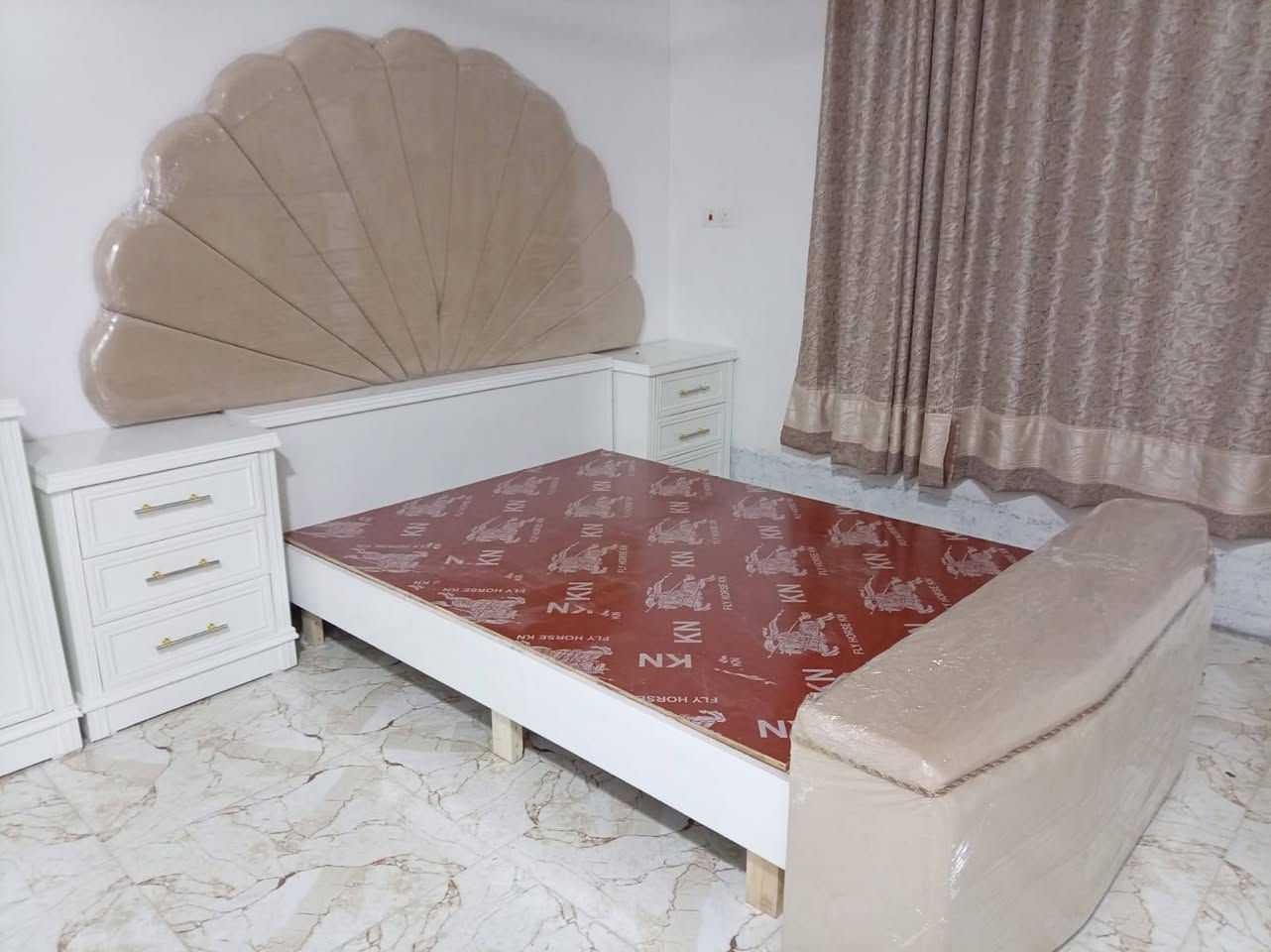 #قسط_غرفتك_براحتك
✔️ ويانا مدة التقسيط سنة و نص بدون مقدمة 
✔️ لحاملي ماستر كارد الرافدين من الموظفين و المنتسبين و المتقاعدين
✔️ يوجد فصال حسب الطلب
✔️ يمكنكم استبدال غرفكم القديمة بغرفة جديدة وتقسيط الفرق
✔️ غرف نوم باحدث الموديلات من خشب الصاج
📌العنوان : الموصل / الجانب الأيمن / الصناعة القديمة / اليابسات مقابيل ميزان البيادر 
📱اسياسيل : *********** (يوجد واتساب)
📱 كورك : *********** (يوجد واتساب
