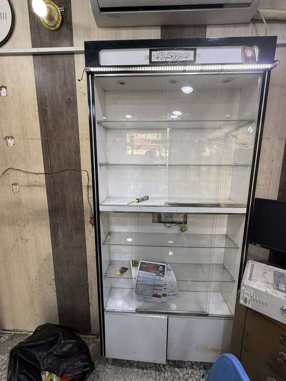 فاترينات شغل درجة اولى عرض متر. ارتفاع مترين و10 ام الجام 4 و2 ام السجج وميز يرهم مكتبي ويرهم مال صيانة
مكاني بغداد الشعب
***********
