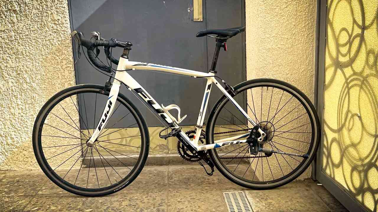 السلام عليكم 🫡♥️
دراجة رود ماركة FUJI اليابانية🇯🇵
مختمة بكل اجزاء الدراجة

قياس الفريم // 52 سم
معدن الفريم // المنيوم + ماشة كاربون
نظافة الفريم // 95‎%‎

سستم الدراجة // شيمانو كلارس
Shimano claris
كامل بدون اي نقص
عدد السرع // 2x8🔥

ويالة الدراجة // بلادية وسلسة جداً تتكون من طبقتين لتحمل الوزن والطسات
الويالة نظام شيش + بولبرن

السعر💵 // 350 الف وبيها مجال
العنوان🏠 // بغداد - حي القاهرة
للاستفسار☎️ // ***********
