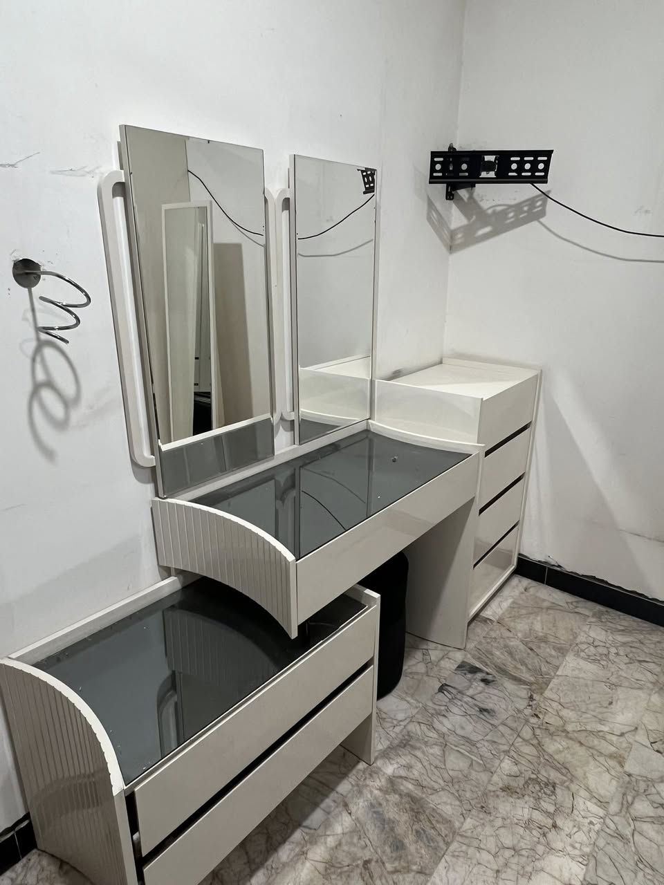 سلام عليكم غرفه يطالي شكل تركي 11قطعه السعر مليونين ونص العنوان جكوك *********** وأي ستفسار ع خاص
