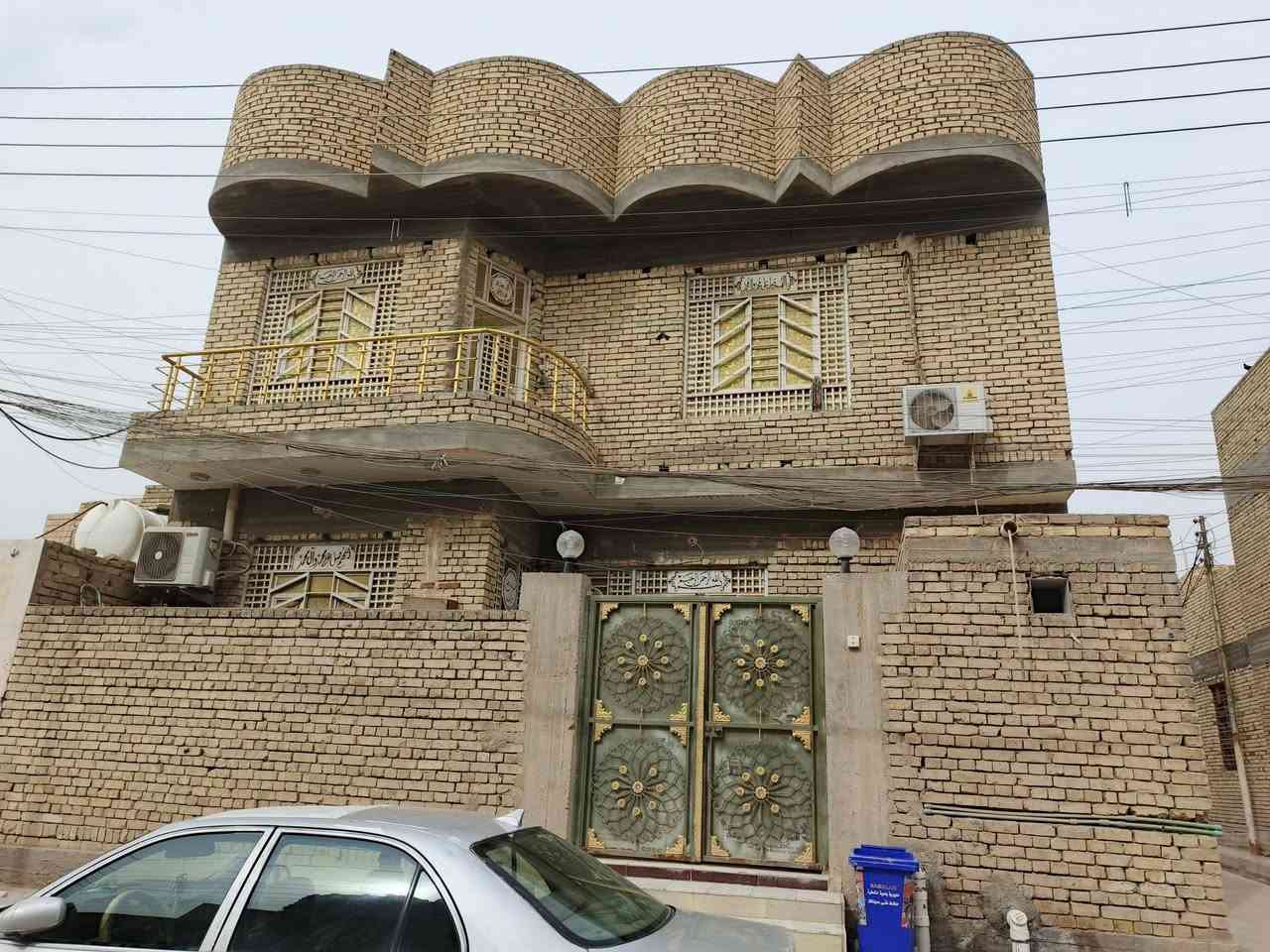 السلام عليكم 
بيت طابقين للبيع مساحته 130 متر ركن في منطقة الحاوي الجديد قرب مدرسة النهضه شارع المرحوم الشيخ تحسين علي ناصر بناء حديث كونكريت مسلح 
الطابق الاول يتكون من غرفة واستقبال وصاله ومطبخ حار وبارد صحيات داخل المنور وصحيات خارجيه ...الطابق الثاني يتكون من ثلاث غرف وصاله وصحيات ودرج للطابق الثالث وبيتونه وسطح شتايكر ...للاستفسار الاتصال ع الرقم *********** متوفر وات ساب.
