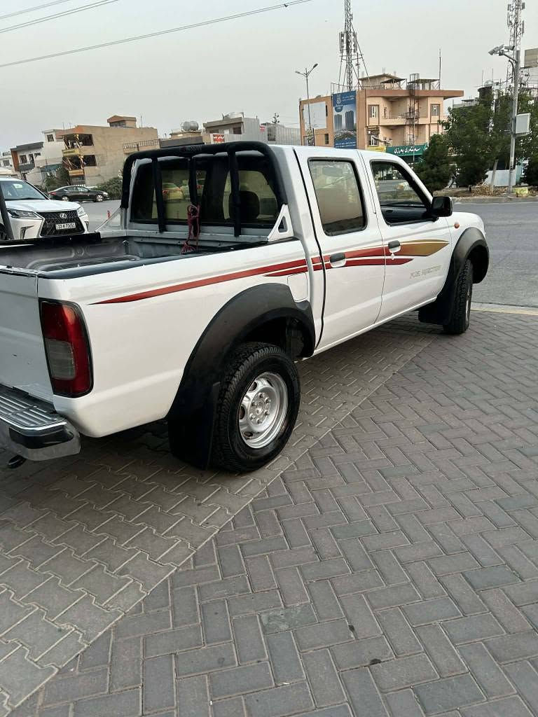 نیسان2008
 
دەبڵ ئەکسل 

دەبڵ ئەکسلی بەشەرت بێ عەیبە

ساغ 

مووس بڕاوە نییە 

کامل بۆیاخ کراوەتەوە لەسەر ساغی 
پێش و دوای کەپسە 
هەموو گیانی بەشەرت بێ تەقەو ڕەقە سەیارەکە زۆر تۆکمەیە ماڵی دۆستە ژم..*********** السليمانية, العراق
