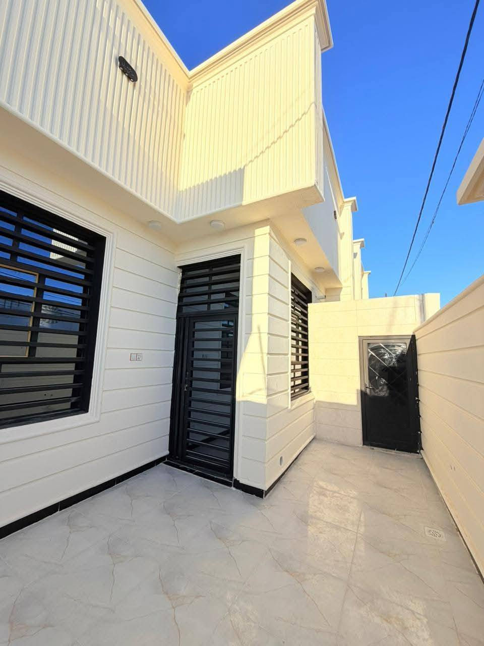 المساحه 150  متر طابو زراعي نجف مقابل ملحق قرية الغدير
البيت جديد وجاهز 

بناء حديث// طابوق جمهوري 🧱// صب كونكريت مسلح//

#ملاحظه البيت قريب للشارع العام خط اول

السعر 72 💸💸

للاستفسأر *********** وأتساب
