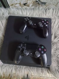 بلي ستيشن فور سلم 500ذاكره مهكر نظام 12.50 ملحقاته كاملة يدات ثنين وحد...