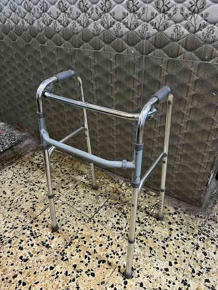 كرسي دفع حجم كبير 100 الف مع حجلة معوقين جديده 30 الف  للتواصل ***********
