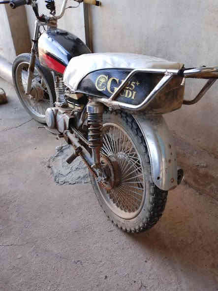 السلام عليكم توالي موطور للبيع بي ضو و محرك وتايرتين ويمشي ويشتغل الصبح وهندرو خارط السعر 115 وبي مجال رقم صاحب الحلال ***********
