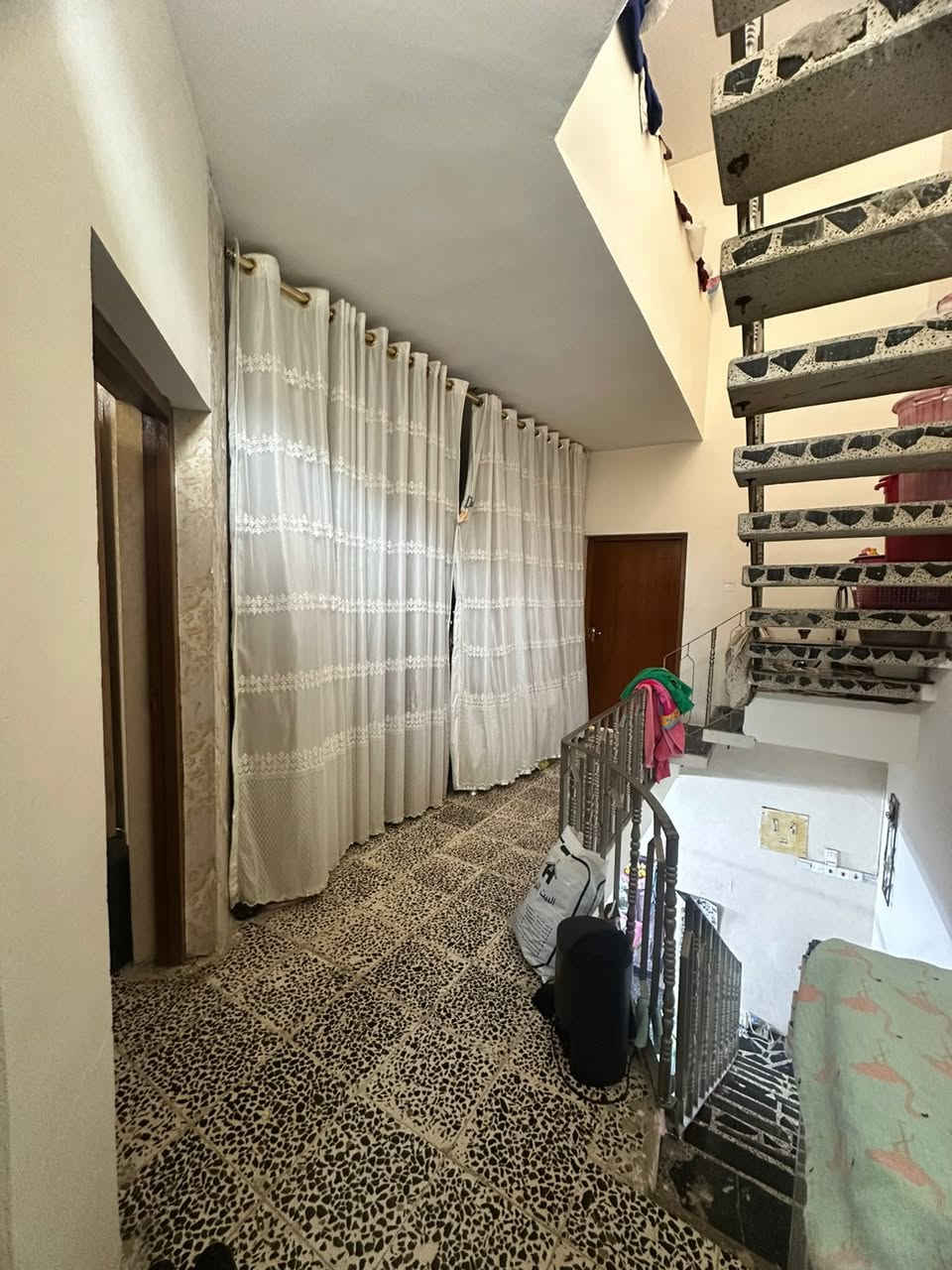 عقار للبيع
للبيع منزل في بغداد – حي الإعلام
📍 الموقع: بغداد / حي الإعلام – شارع البدالة، مدخل عيادة Dental City
📄 النوع الملكي: طابو صرف
📐 المساحة : 125 متر مربع
📏 الواجهة: 6.25 متر
📏 النزال: 20 متر
🛣 عرض الشارع: 12 متر

الطابق الأرضي:
كراج واسع بمدخلين
استقبال
مطبخ
هول داخلي
غرفة في نهاية المنزل
حمام داخلي مشترك
حمام خارجي

الطابق الثاني:
غرفتان نوم
حمام مشترك
هول بين الغرف
بيتونة واسعة
مخزن في السطح الخارجي

المواصفات:
السفوف كونكريت مسلح
ارضية جرانيت
 الدرج مرمر
الأبواب صاج داخلي
واجهة البيت حجر
السعر 295 مليون وبي مجال 

📞 لمزيد من المعلومات والاستفسار: ***********
