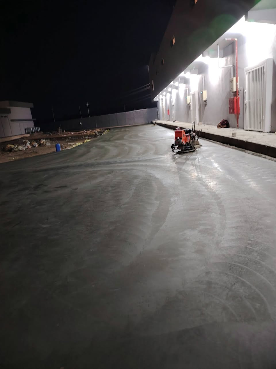 #شركه الضامن ضمان حقيقي
 الدقّة تبدي من الأرض
صقل احترافي بآلات حديثة يخلّي الأرضية مرآة ✨
قوّة بالأداء… نعومة بالنتيجة.دك قالب حديد مضبوط
فرش نايلون + BRC حسب المواصفات
سحب مسطرة بدقّة عالية
تنفيذ هندسي يضمن
قوّة تحمّل • استواء مثالي • عمر أطول للأرضية
العمل تحت إشراف مهندس
*********** 
***********
***********
