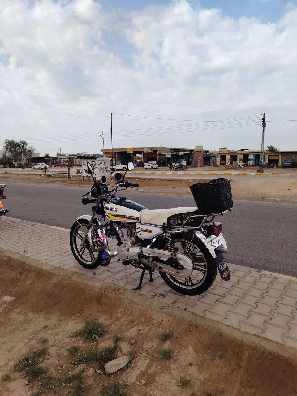 سلام عليكم دراجه للبيع سيفان موديل 23كفاله عامه أوراق كمله بس ترقم دراجه مابيهاا نقص كمله ع أخر حباية مجمبزه محرك شرط مامفتوح أخرس بلادي تجي تفحص يلا تخذهاا سعر 600وبي مجال مكاني ديالى ناحية العظيم اي استفسار تصل ع رقم ***********
