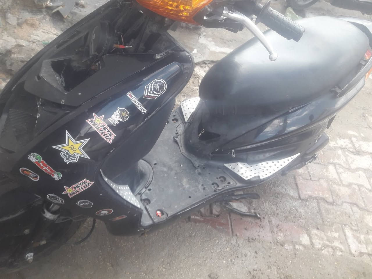 السلام عليكم دراجه سكنس نثيه ١٤٠ الدراجه يرادلها ولفات كهربائيات شغاله سلف هندر  مجامع جدد باتري جديد كابريتر جديد وفاكيوم جديد الدراجه نضيفه نقصها بس الضوه الامامي  سعرها 300وبيها مجال موجود مازنجر


**إذا كنت صاحب هذا الإعلان وتريد حذفه لأي سبب، رجاءا أرسل رسالة إلى الدعم الفني**