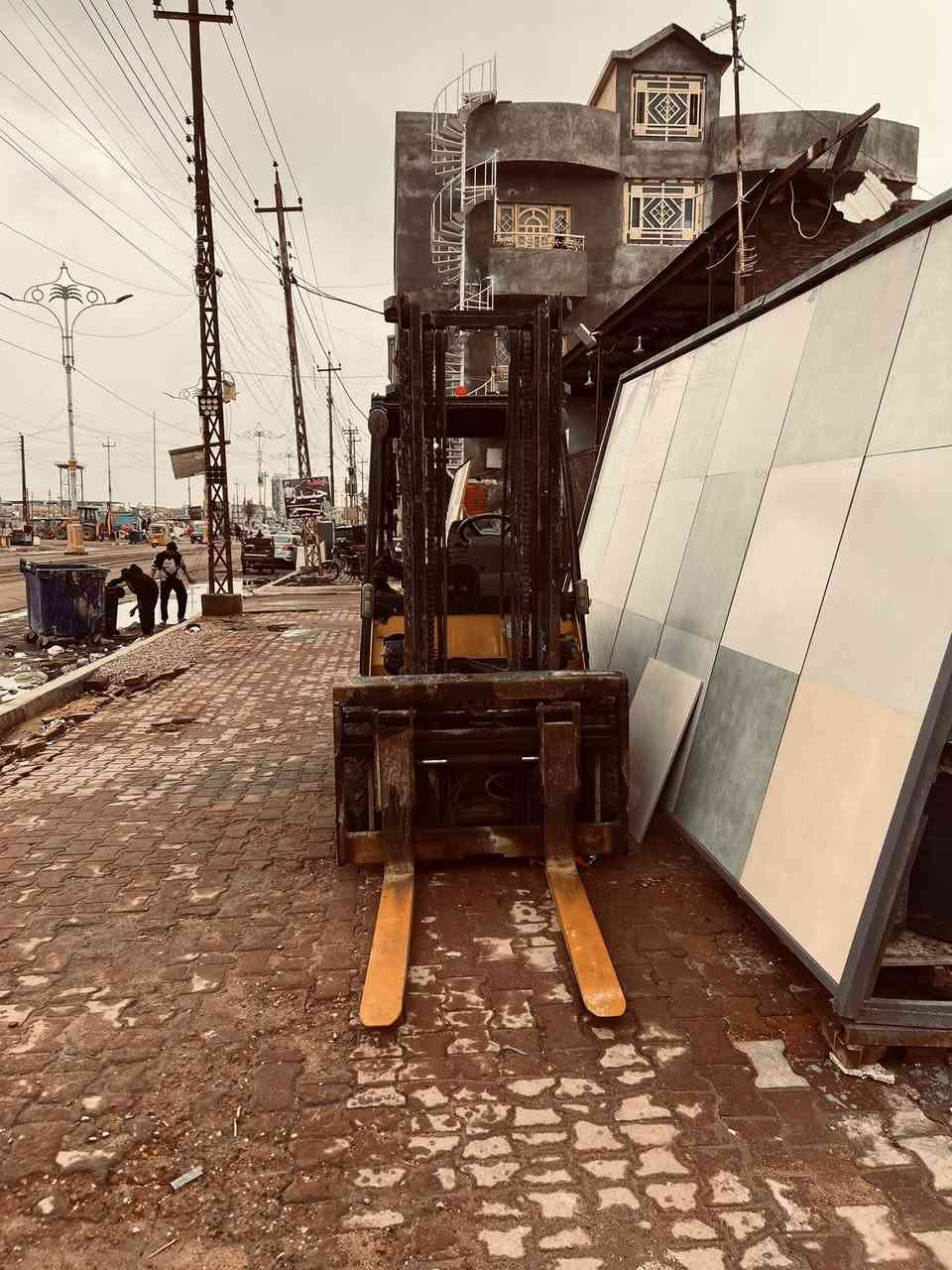 سلام عليكم رافعه شوكيه كتر 3 طن 4 حركات موديل 2011 اوراق ورقم منفيس كاتي دخول 2020 كفاله عامه كير محرك اكسل بشرط فقط العينه مو شغاله للاستفسار ع السعر هـ***********
