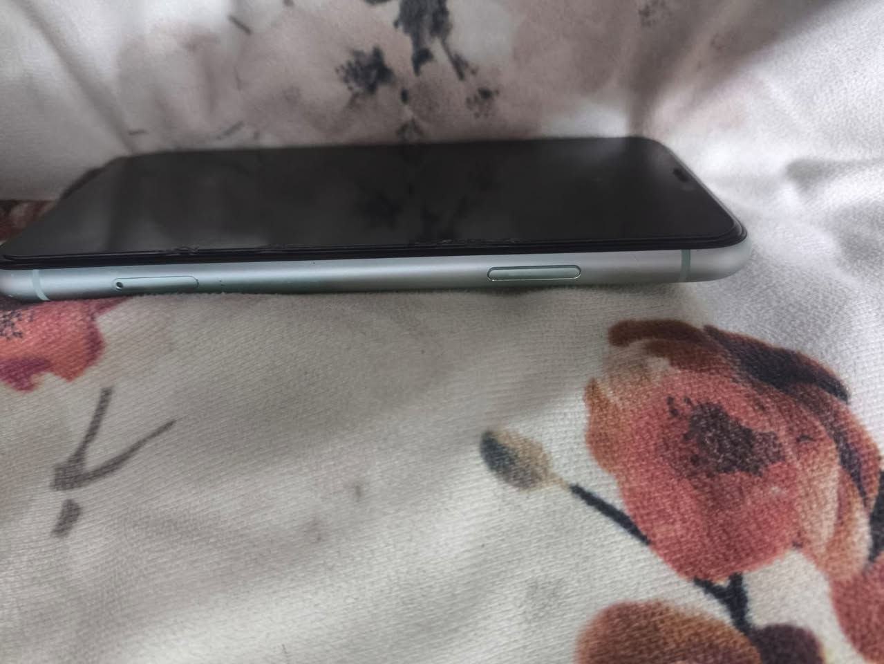 السلام عليكم ايفون ١١ عادي  ذاكره ١٢٨ كلش نضيف ومامفتوح البطارية ٩٣ معلاية (مصعدة)عنوان شهداء العبيدي الاستفسار *********** متواجد واتساب
