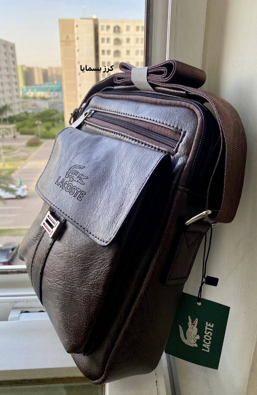 حقيبة رجالية من الجلد لاكوست (Lacoste). 🤎☺️
يظهر شعار التمساح الشهير واسم العلامة التجارية "LACOSTE" 😍
امزودة بحزام كتف قابل للتعديل لتُلبس عبر الجسم (كروس) أو على الكتف🖤
متوفر توصيل .


**إذا كنت صاحب هذا الإعلان وتريد حذفه لأي سبب، رجاءا أرسل رسالة إلى الدعم الفني**