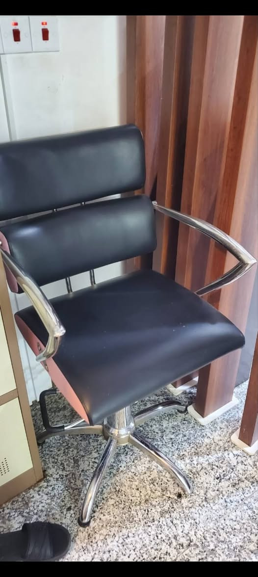 بسم النبي الاكرم 
محل كامل للبيع يحتوي على مرايات ٣ وفاترينة ورفوف بلحايط عدد ٦ وشاشة بيها خط ومبردة جديدة قبل شهر اخذتها ولوكر غراض 
معا كراسي ثنين شغلات من ونضيفات معا جلسة قنفة ومشر خاوليات و مغسلة وستاند تعليك وزرات وبنكة 
كلهم  اببعهم طالع من المحل وجاهز خوان بدون غراض ميكنة ولنشاطة وغيرهم ذني مالاتي فقط الاثاث 
*********** 
سعرهم ٧٥٠ الف 
الكمالبة شارع الاصفر
