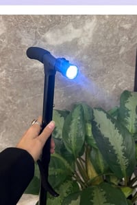 عصا مشي قابلة للطي • إضاءة LED • قاعدة متحركة
