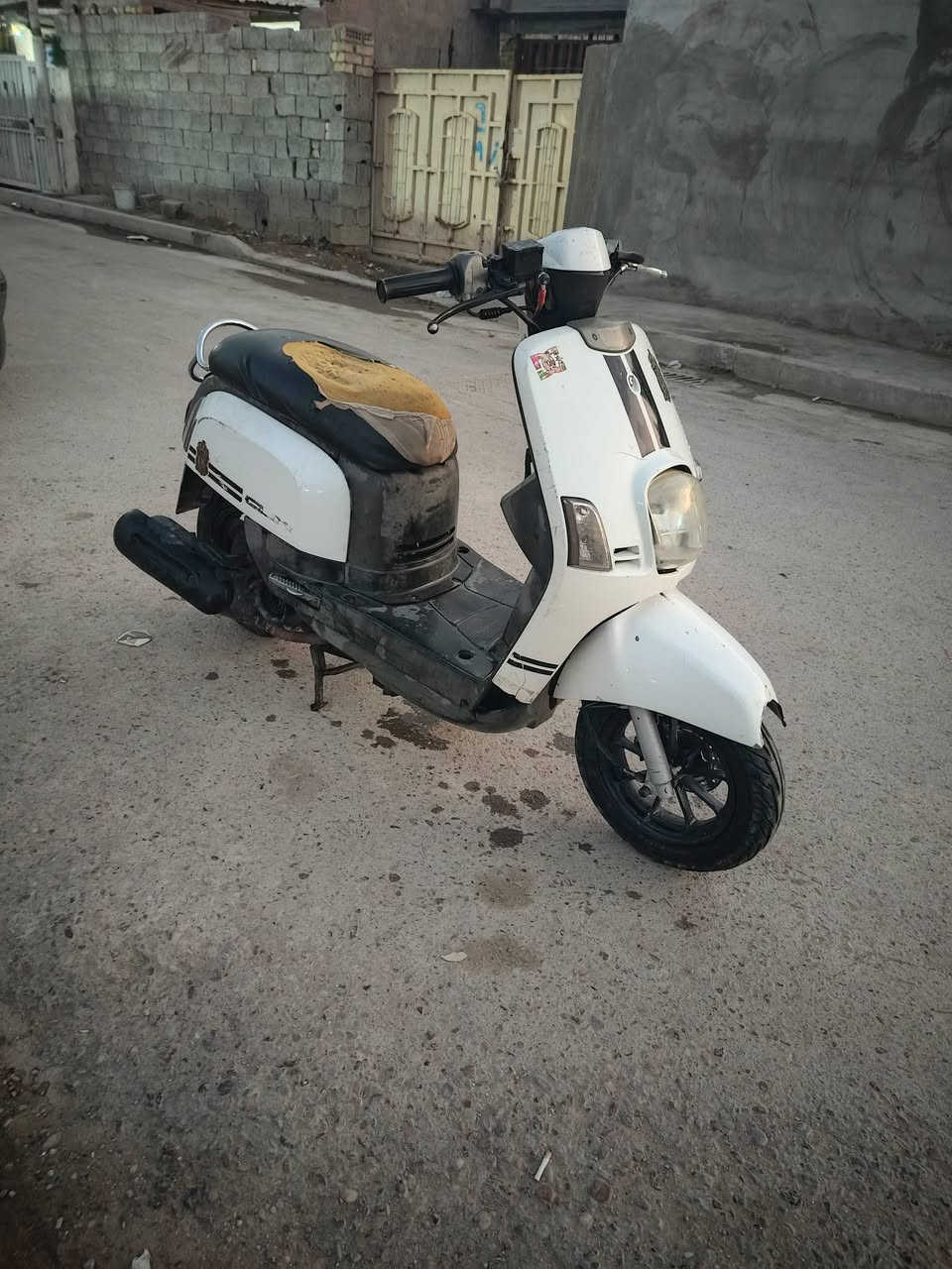 سلام عليكم دراجه للبيع خير من الله شغاله هندر واحده دراجه حلوه ونضيفه سعر 350 وبيه مجال بصيط مكاني جسر ديالى القديم رقم ***********
