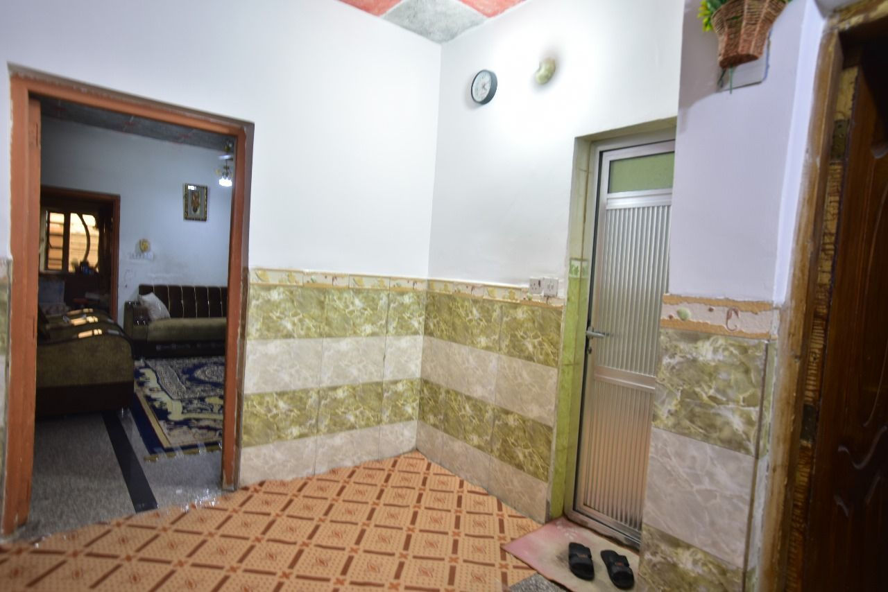 🟥السعر 260 مليون وبي مجال بسيط 

دار للبيع في منطقة الشرطة الخامسة 
مجاور مدرسة القادسية
شارع حسينية السيدة رقية
النوع = طابو سكني  (وليس زراعي)
البناء = مسلح بالكامل
(باسمي وليس ورثة)

المساحة = ٢٠٠م 
الطابق الارضي = حديقة / كراج / مطبخ مفتوح / صالة /      
هول / غرفة نوم / حولي / حمام / تواليت / منور 

الطابق الاول = غرف نوم ٤ / حمام ٢ / مطبخ / سطح ناصي

الواجها حجر - بناء ثمانينات مرمم - ارضية الطابق الارضي( كرانيت ) - ارضية الطابق الاول كاشي 

موقع الدار جدا جدا مميز ( لا يوجد أمامه بناء منازل ) واجهة الدار ١٠*٢٠ 

 للاستفسار واتساب  ***********
 🔵 علما أن الدار حاليا غير مسكون ( فارغ )
🟥 السعر 260 مليون وبي مجال بسيط
