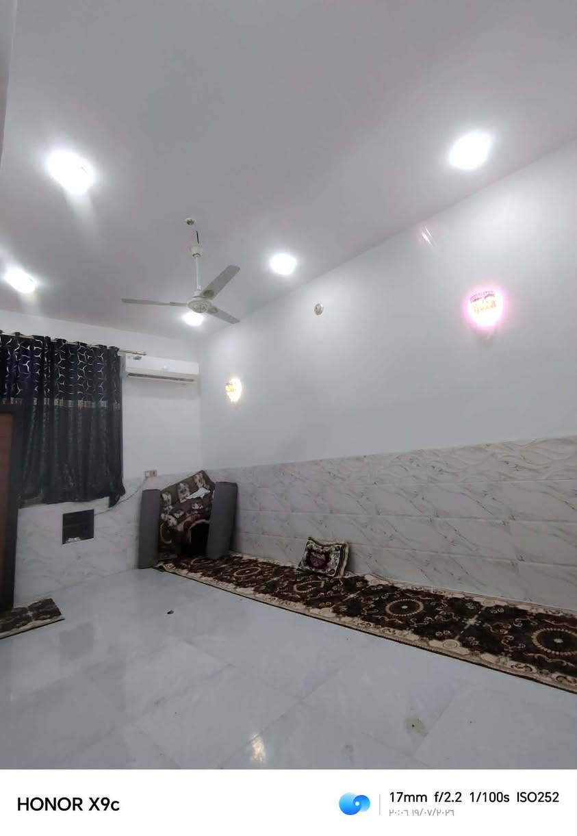 يالله   دار مساحه 100 متر  حي النداء شارع المجمعات.خلف مول بغداد   طابق ونص طابوك جمهوري وصب مركزي شغل مرتب  سند بسم صاحب الدار   لاستفسار. تصال ع رقم ***********
او خاص.
